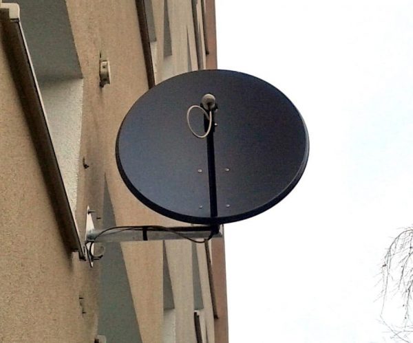 instalacja anteny satelitarnej na elewacji