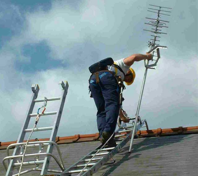 instalacja anteny dvb t na dachu